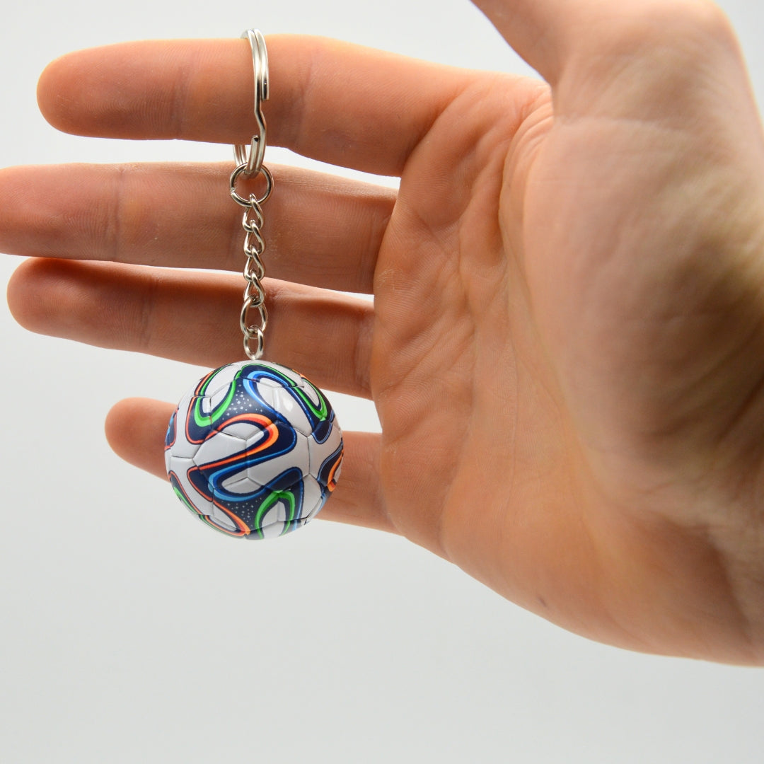 Fußball Anhänger in menschlicher Hand
