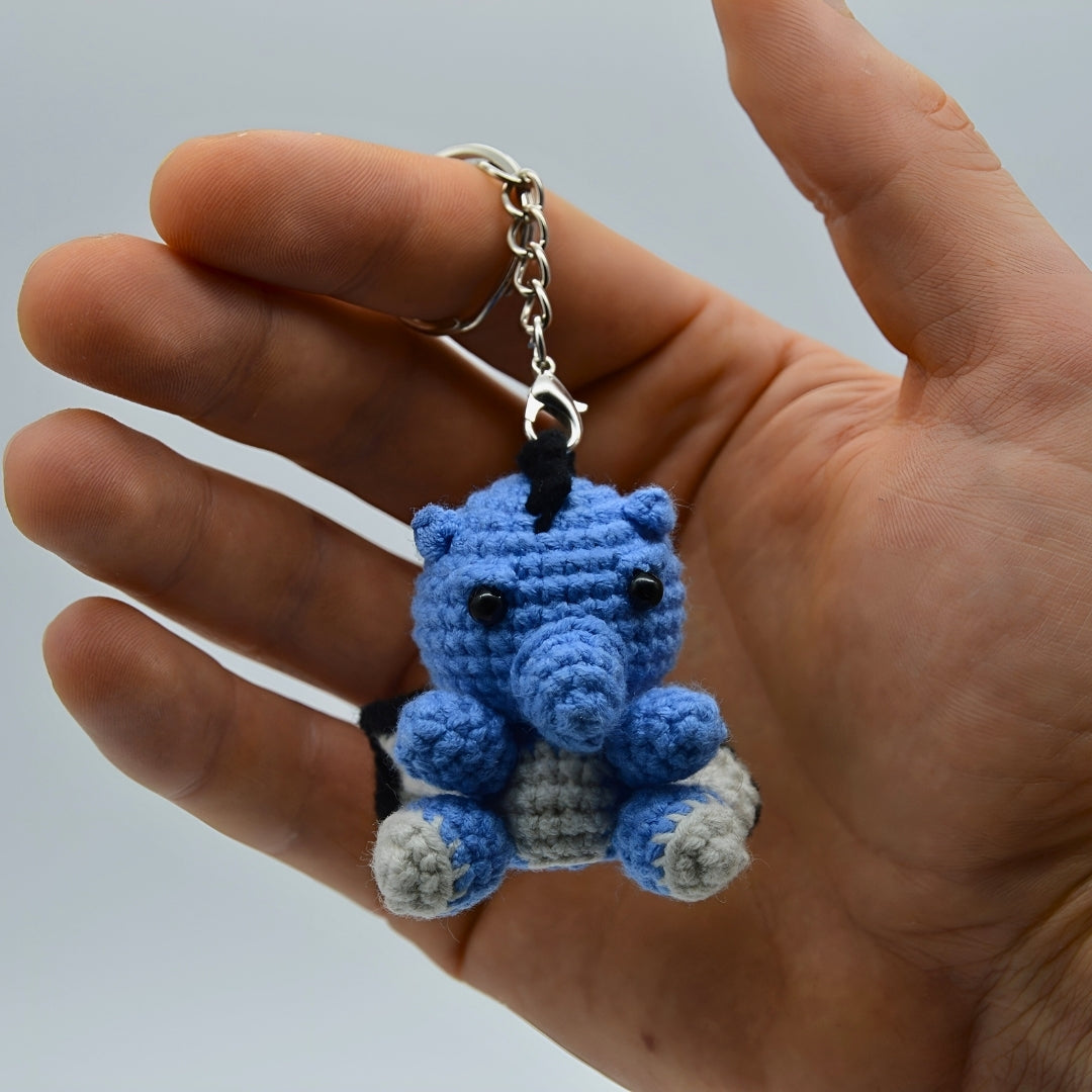 Anhänger Drache gehäkelt in menschlicher Hand