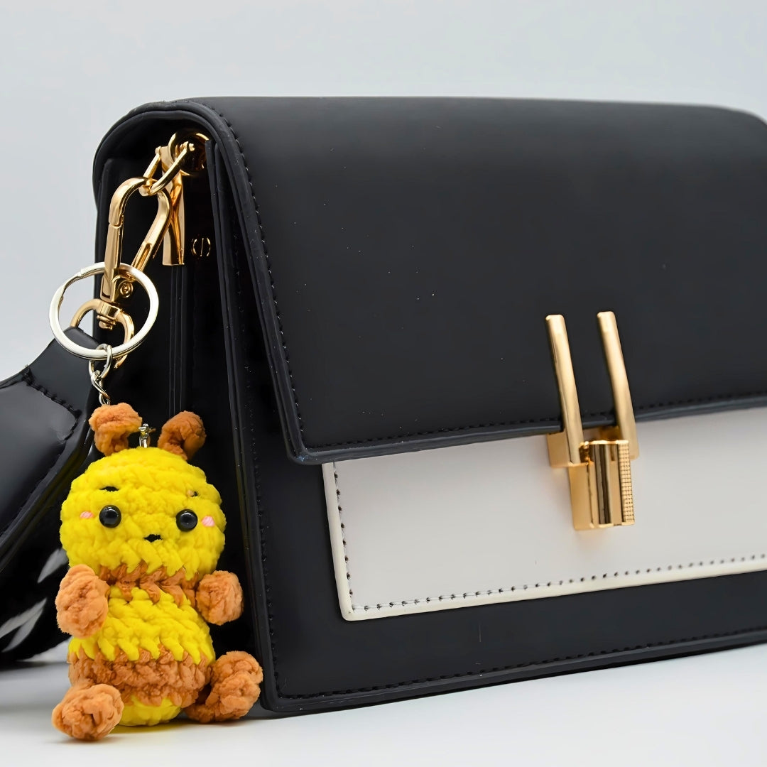 Bienen Taschenanhänger an schwarzer Tasche