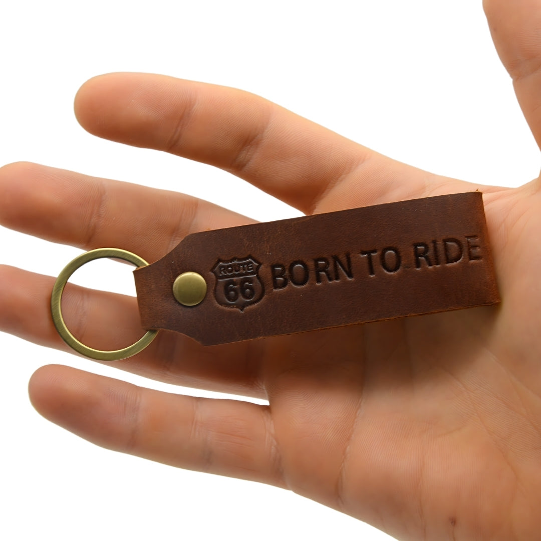 Motorrad Schluesselanhaenger Leder Born To Ride in menschlicher Hand