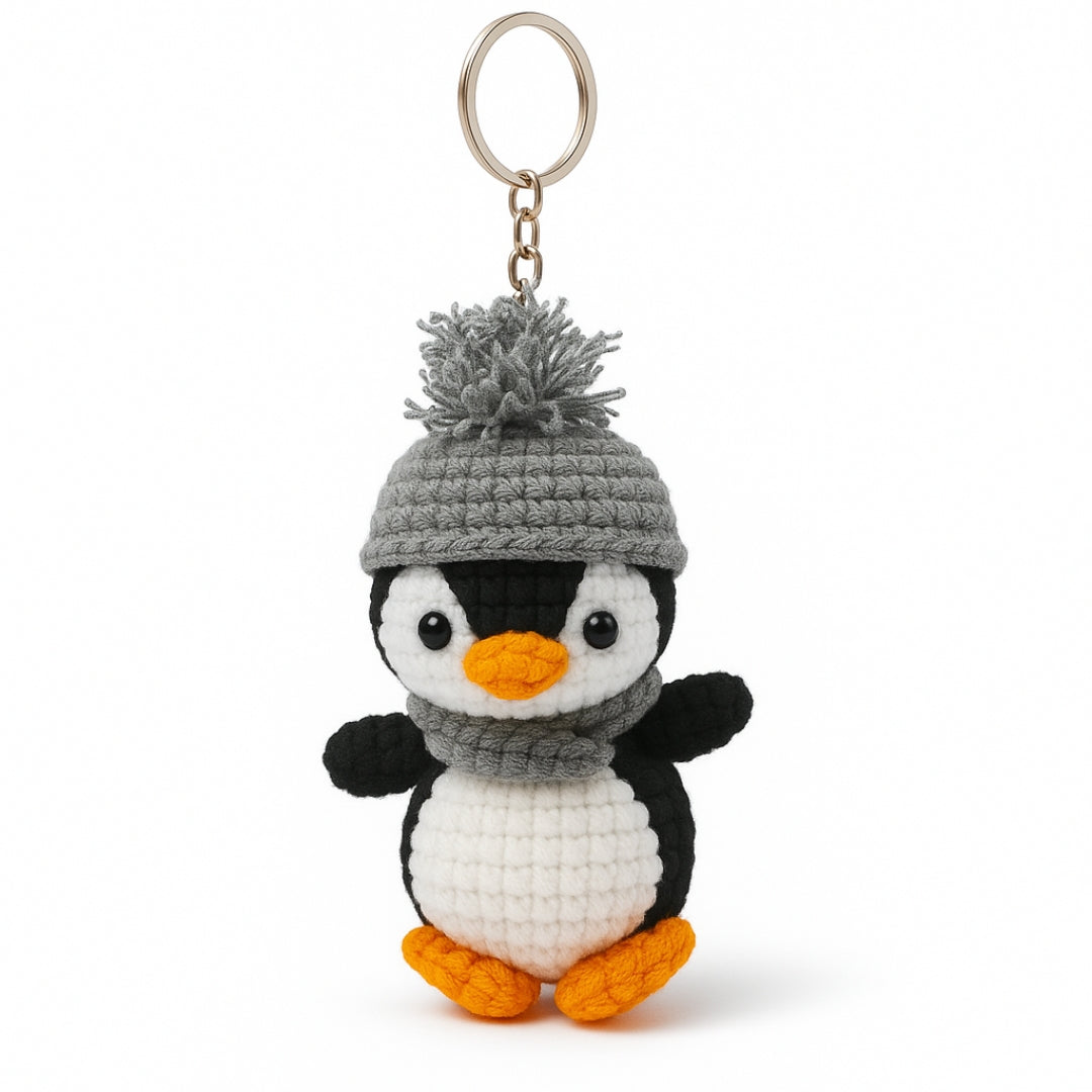Schlüsselanhänger Pinguin gehäkelt mit Mütze und Schal