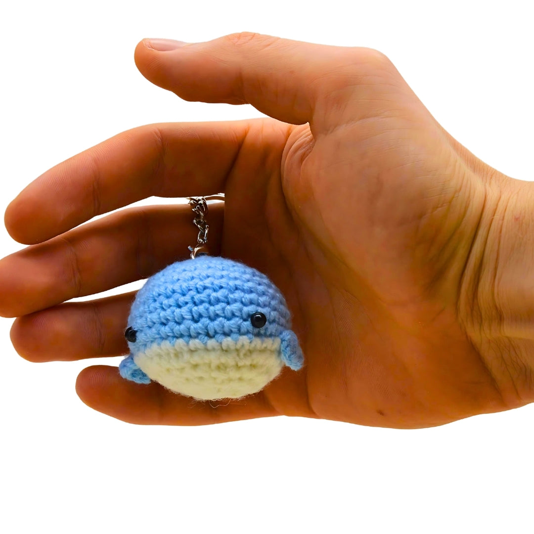Wal Schlüsselanhänger gehäkelt in menschlicher Hand