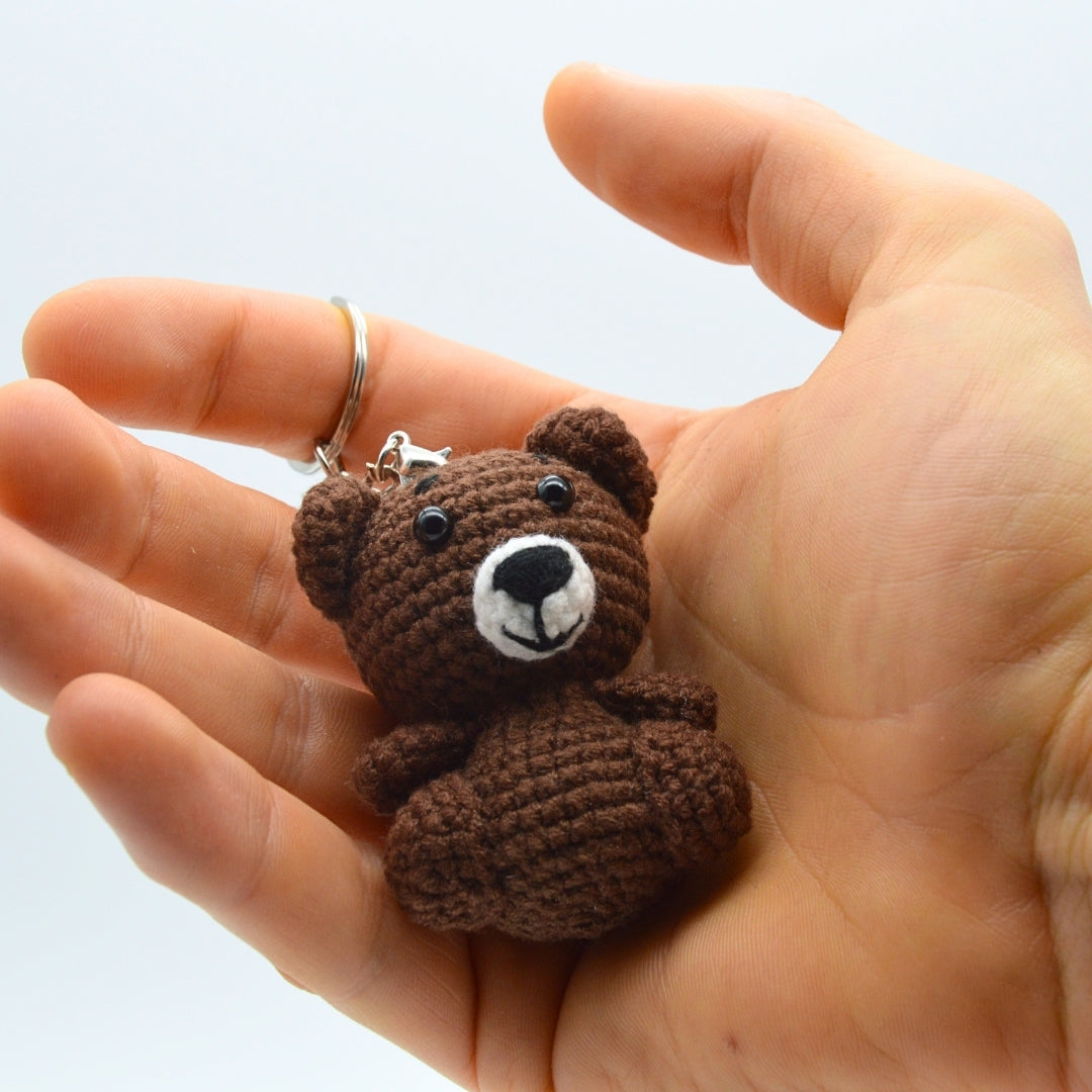 Bär Schlüsselanhänger in menschlicher Hand