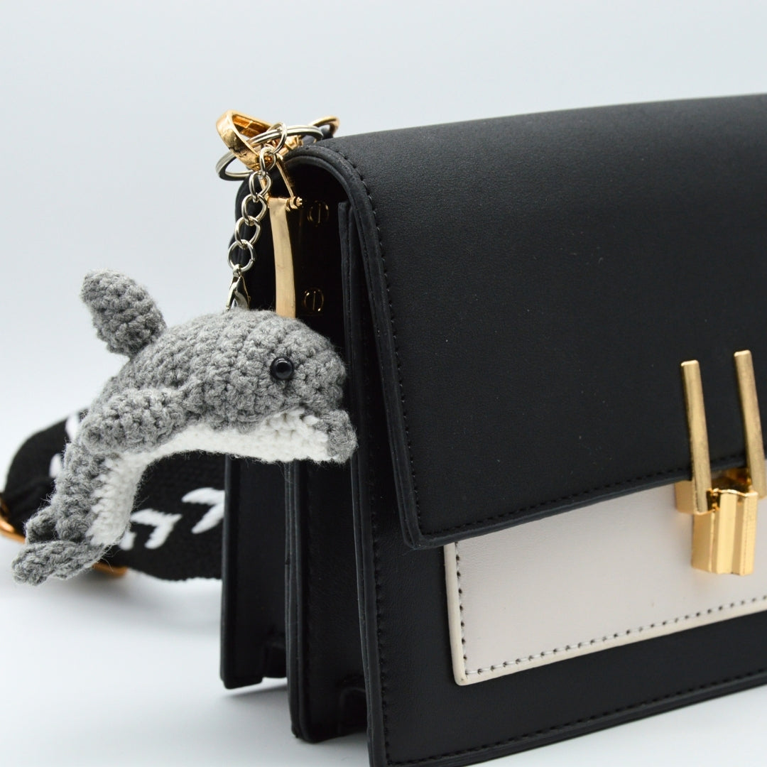 Delfin Taschenanhänger an schwarzer Tasche