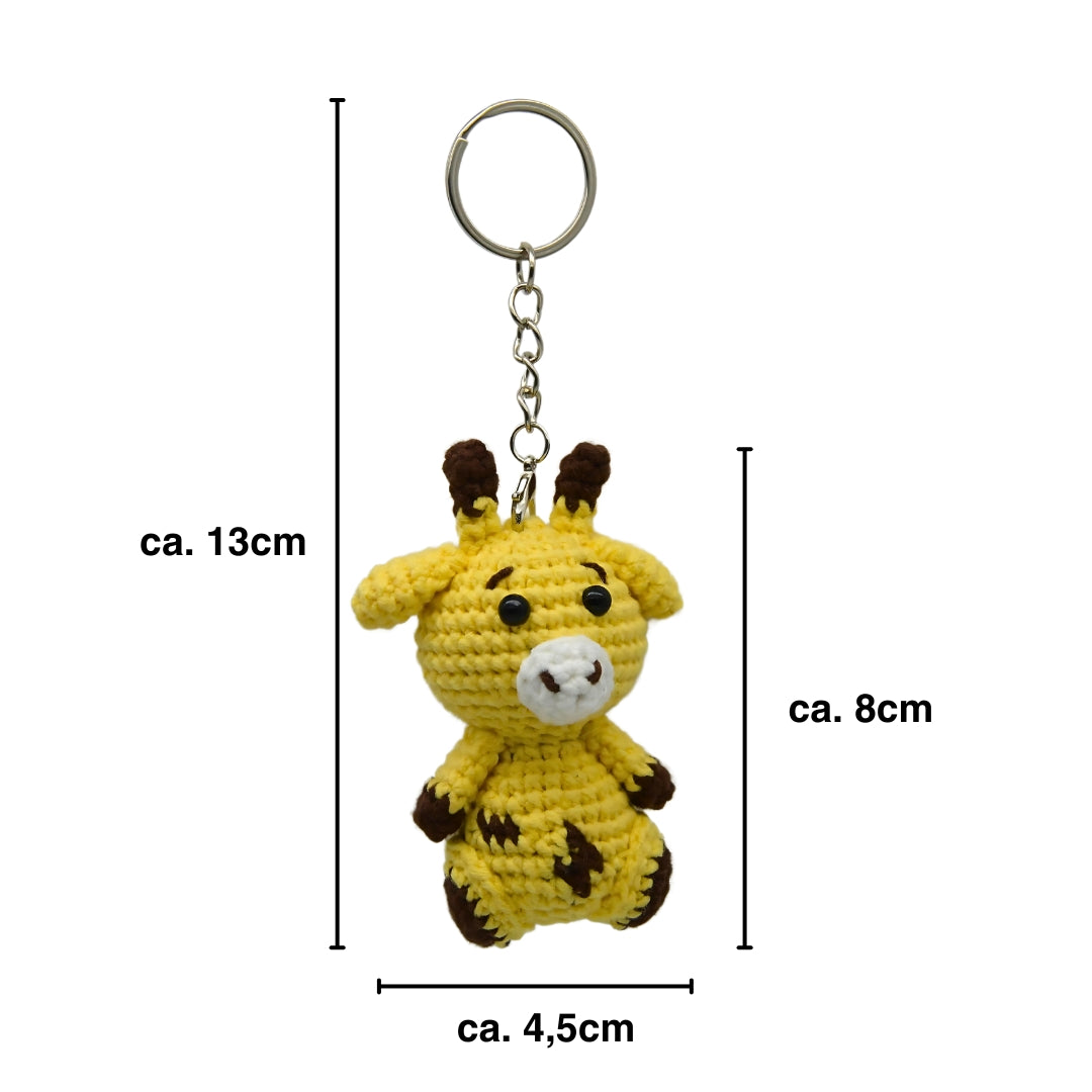 Gehäkelte Giraffe als Schlüsselanhänger bemaßt