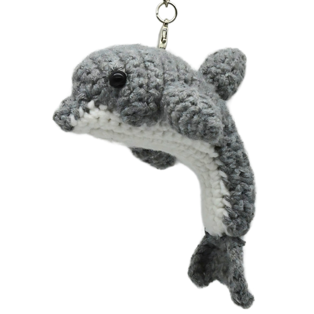 süßer handgehäkelter Schlüsselanger Delfin in Grau weiß