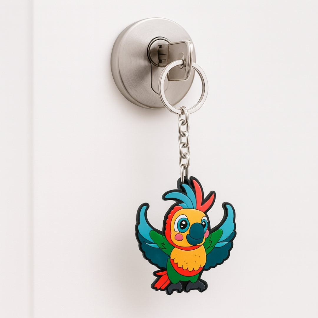 Papagei Schlüsselsanhänger hängt an einem Schlüssel welcher in einem Türschlos steckt