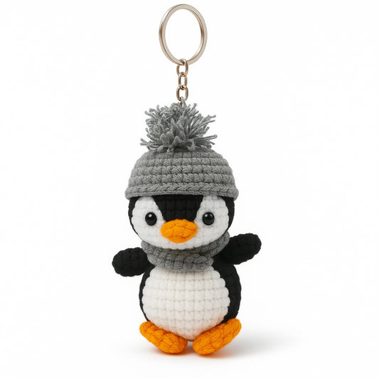 Schlüsselanhänger Pinguin gehäkelt mit Mütze und Schal