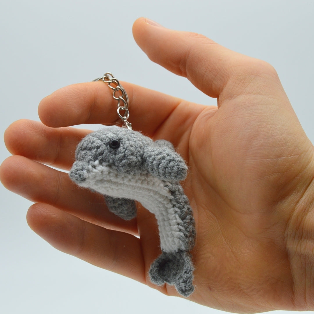 Delfin Schlüsselanhänger gehäkelt süß in menschlicher Hand